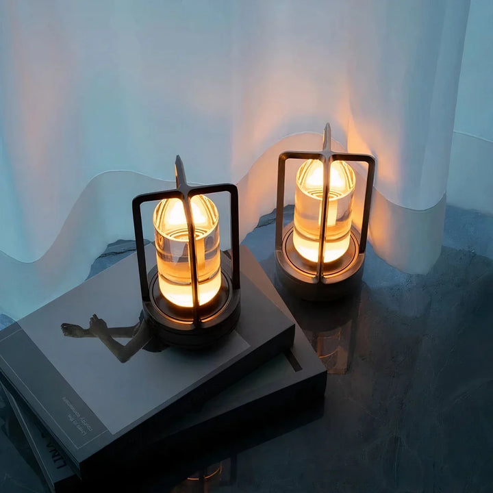 Lampa stołowa LED w kształcie latarni z cylindrycznym szklanym kloszem i prostokątną metalową ramą