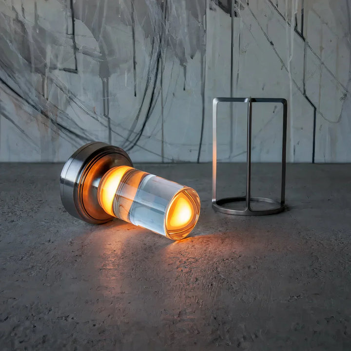 Lampa stołowa LED w kształcie latarni z cylindrycznym szklanym kloszem i prostokątną metalową ramą
