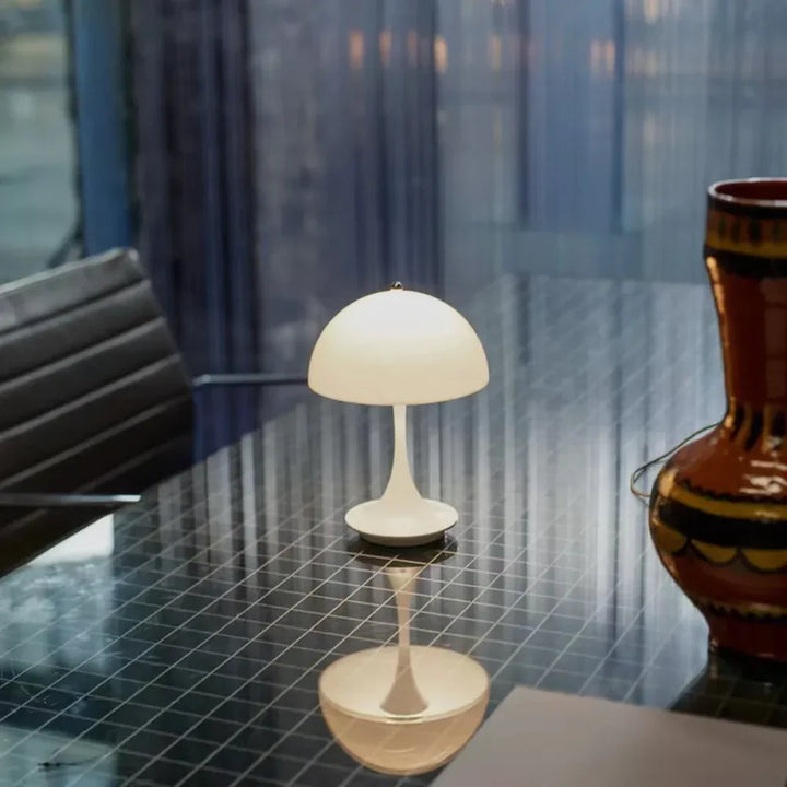 Lampa stołowa LED z kloszem kopułowym