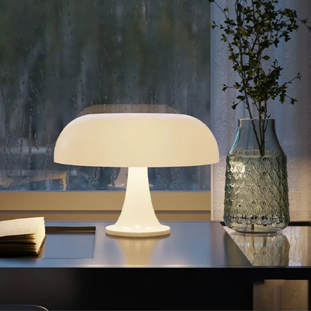 Lampa stołowa LED z kloszem w kształcie grzybka i wklęsłym blatem na smukłej nodze