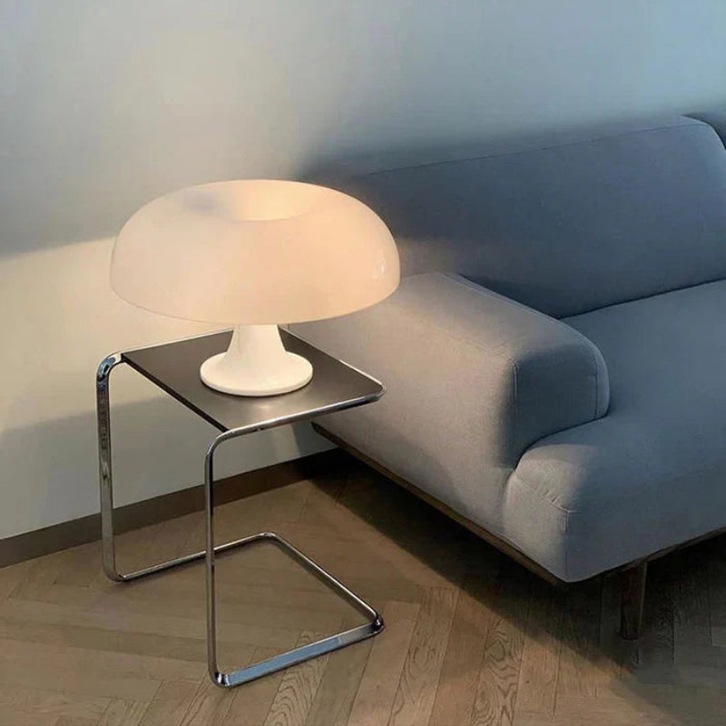 Lampa stołowa LED z kloszem w kształcie grzybka i wklęsłym blatem na smukłej nodze