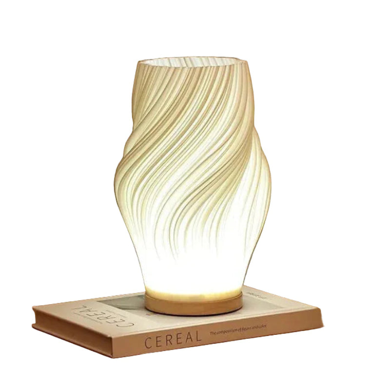 Lampa stołowa LED z kloszem w kształcie wazonu ze spiralnie skręconymi żebrami na drewnianej podstawie