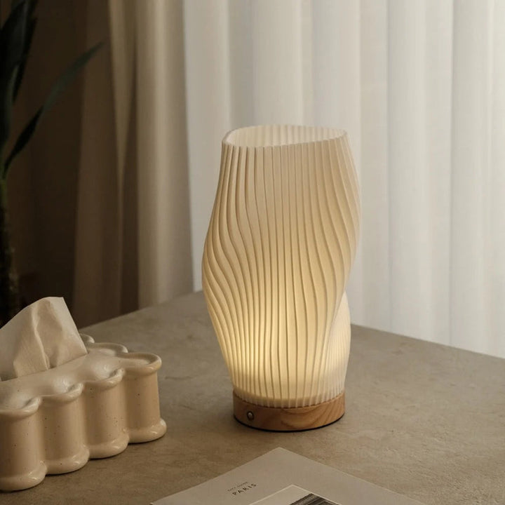 Lampa stołowa LED z kloszem w kształcie wazonu ze spiralnie skręconymi żebrami na drewnianej podstawie