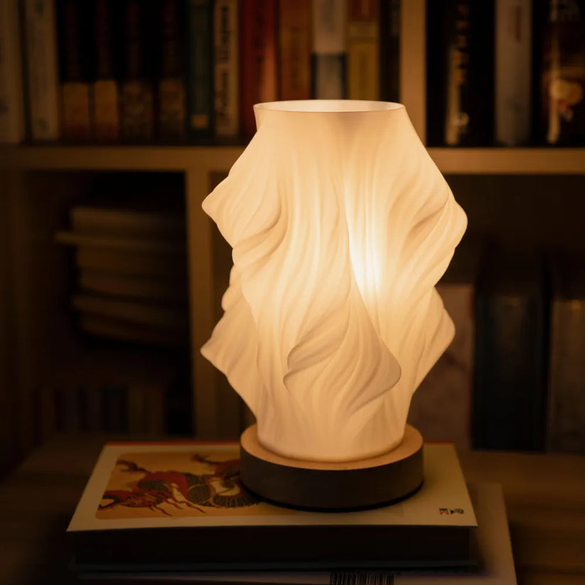 Lampa stołowa LED z kloszem w kształcie wazonu ze spiralnie skręconymi żebrami na drewnianej podstawie