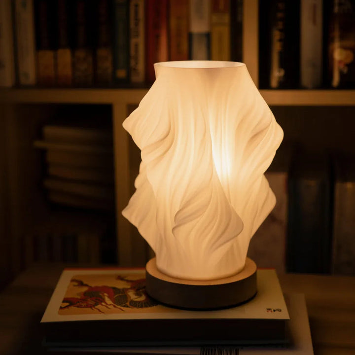 Lampa stołowa LED z kloszem w kształcie wazonu ze spiralnie skręconymi żebrami na drewnianej podstawie