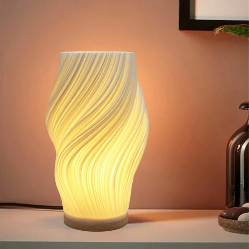 Lampa stołowa LED z kloszem w kształcie wazonu ze spiralnie skręconymi żebrami na drewnianej podstawie
