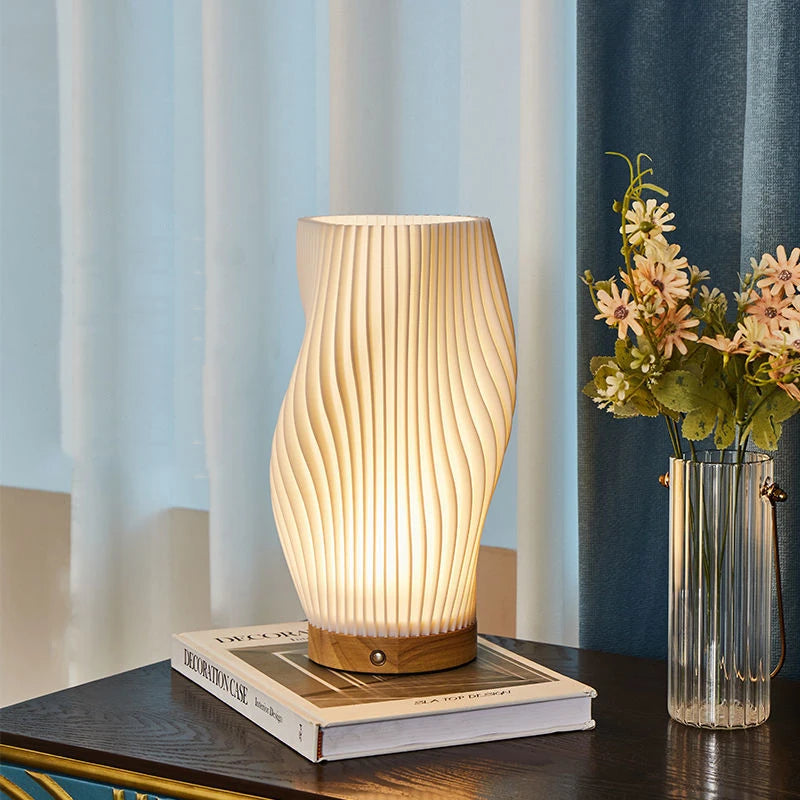 Lampa stołowa LED z kloszem w kształcie wazonu ze spiralnie skręconymi żebrami na drewnianej podstawie