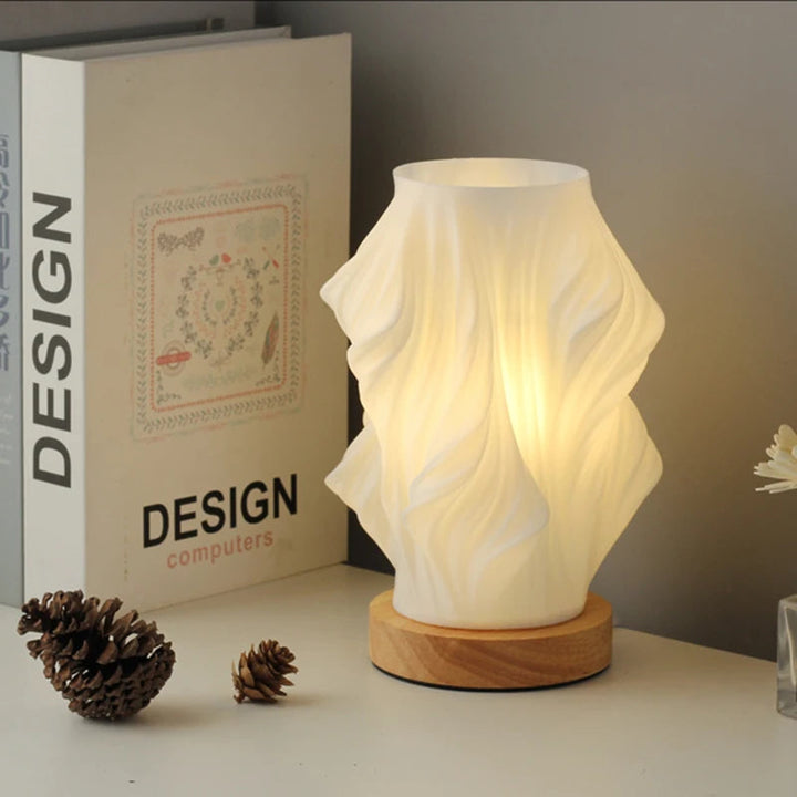 Lampa stołowa LED z kloszem w kształcie wazonu ze spiralnie skręconymi żebrami na drewnianej podstawie
