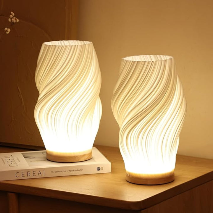 Lampa stołowa LED z kloszem w kształcie wazonu ze spiralnie skręconymi żebrami na drewnianej podstawie