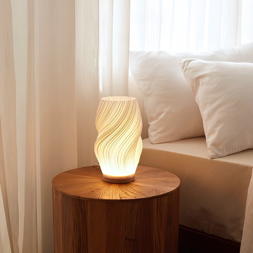 Lampa stołowa LED z kloszem w kształcie wazonu ze spiralnie skręconymi żebrami na drewnianej podstawie