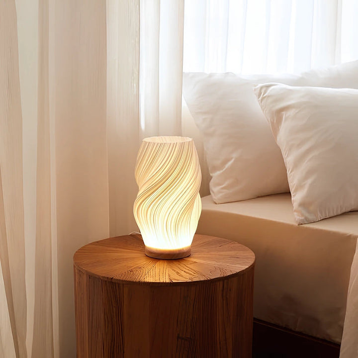 Lampa stołowa LED z kloszem w kształcie wazonu ze spiralnie skręconymi żebrami na drewnianej podstawie