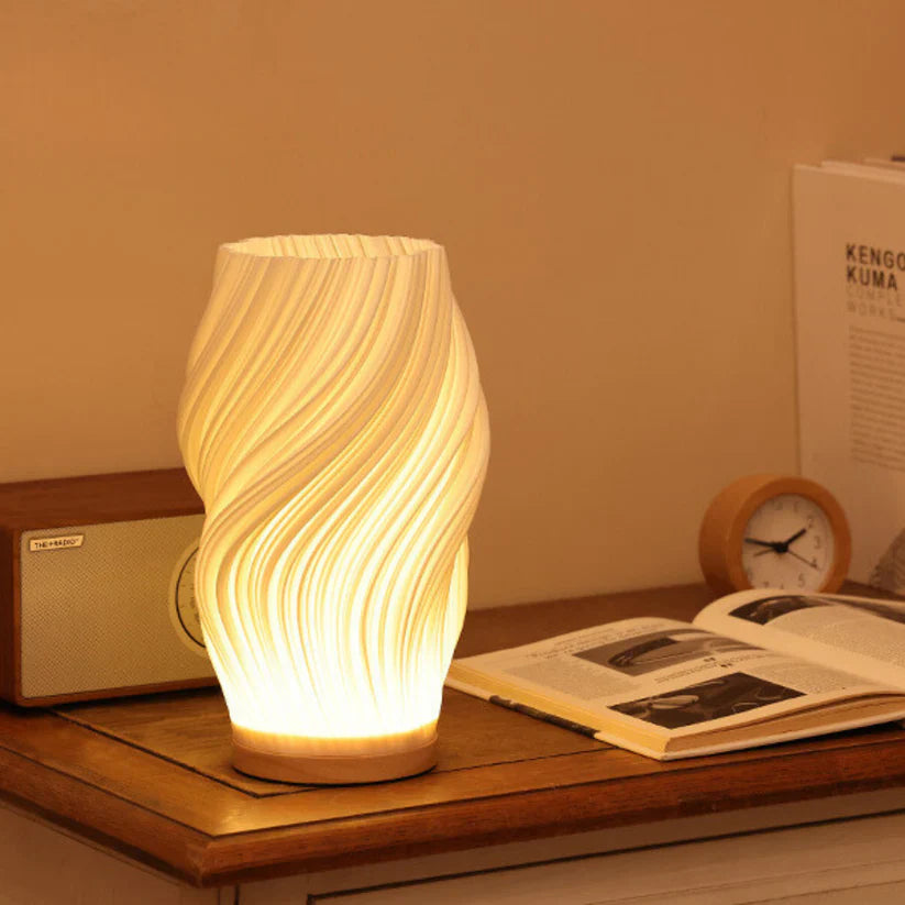 Lampa stołowa LED z kloszem w kształcie wazonu ze spiralnie skręconymi żebrami na drewnianej podstawie