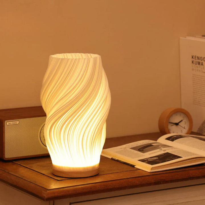 Lampa stołowa LED z kloszem w kształcie wazonu ze spiralnie skręconymi żebrami na drewnianej podstawie