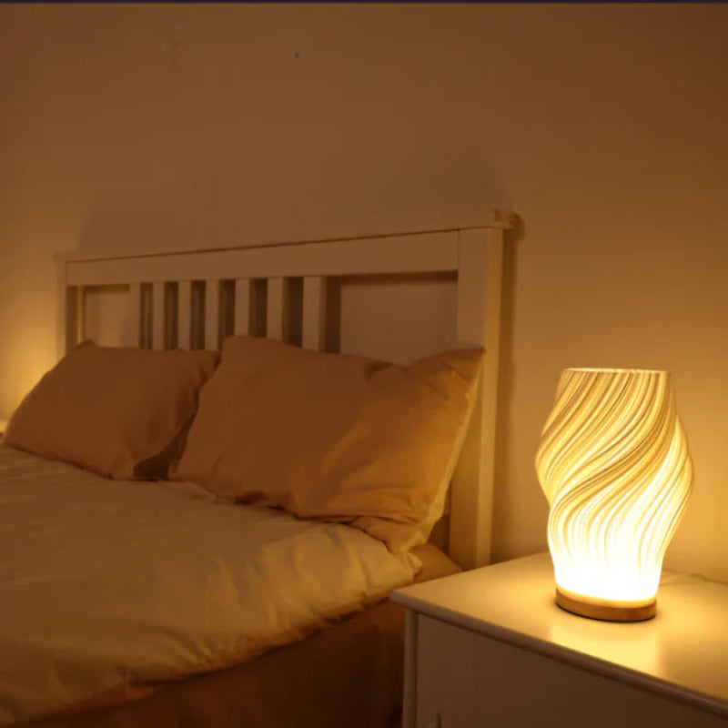 Lampa stołowa LED z kloszem w kształcie wazonu ze spiralnie skręconymi żebrami na drewnianej podstawie