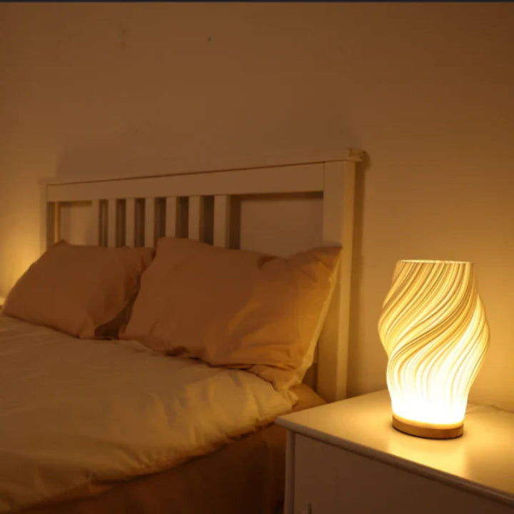 Lampa stołowa LED z kloszem w kształcie wazonu ze spiralnie skręconymi żebrami na drewnianej podstawie