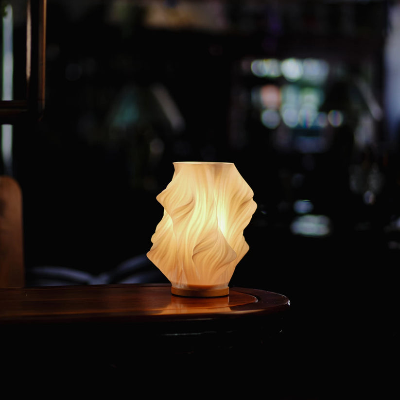 Lampa stołowa LED z kloszem w kształcie wazonu ze spiralnie skręconymi żebrami na drewnianej podstawie
