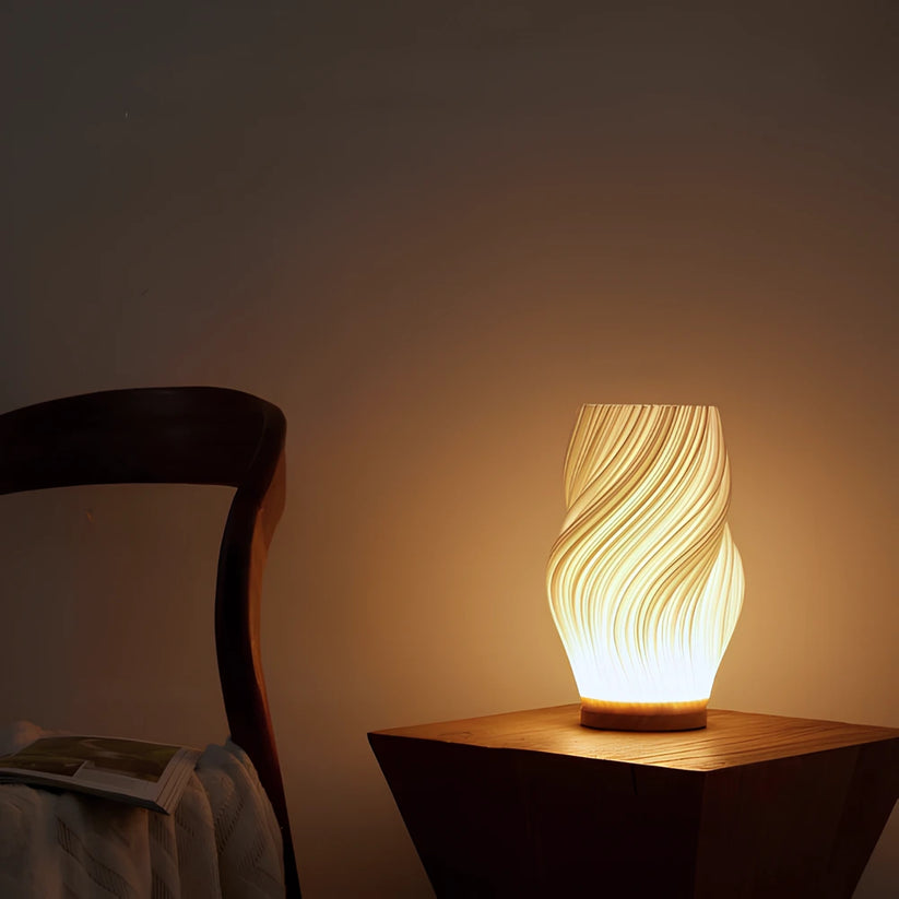 Lampa stołowa LED z kloszem w kształcie wazonu ze spiralnie skręconymi żebrami na drewnianej podstawie