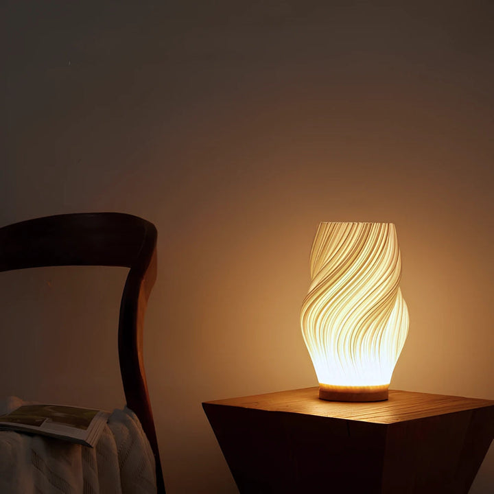 Lampa stołowa LED z kloszem w kształcie wazonu ze spiralnie skręconymi żebrami na drewnianej podstawie