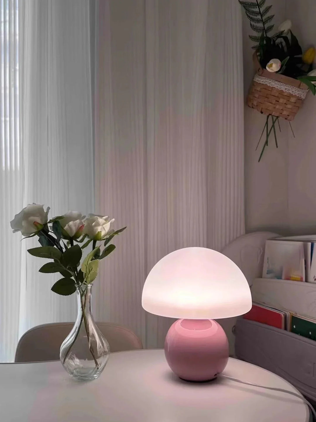 Lampa stołowa LED z płaskim opalowym kloszem kopułowym na kulistej podstawie
