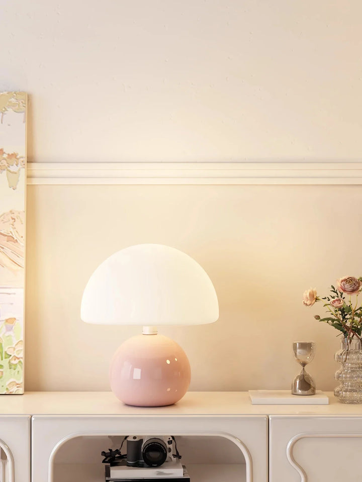 Lampa stołowa LED z płaskim opalowym kloszem kopułowym na kulistej podstawie