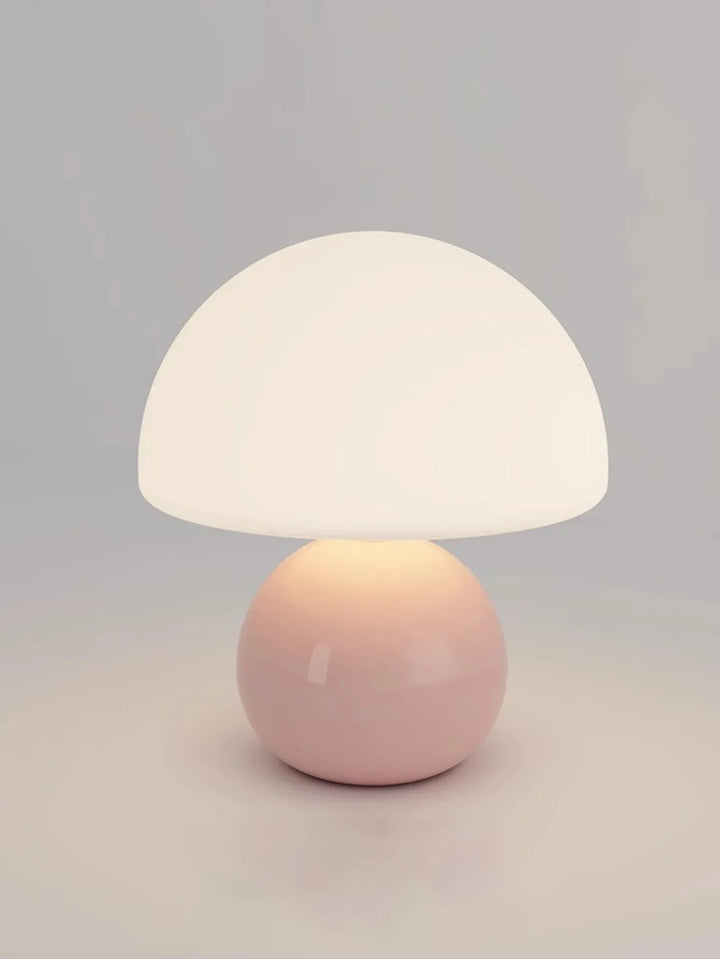 Lampa stołowa LED z płaskim opalowym kloszem kopułowym na kulistej podstawie