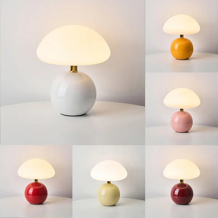 Lampa stołowa LED z płaskim opalowym kloszem kopułowym na kulistej podstawie