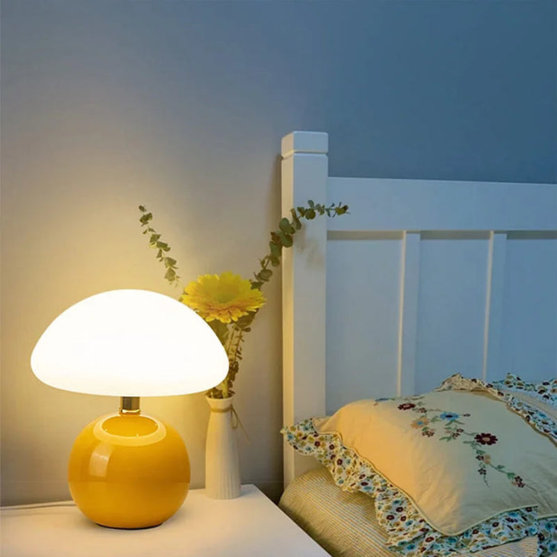 Lampa stołowa LED z płaskim opalowym kloszem kopułowym na kulistej podstawie