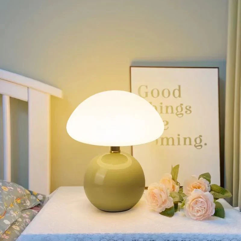 Lampa stołowa LED z płaskim opalowym kloszem kopułowym na kulistej podstawie