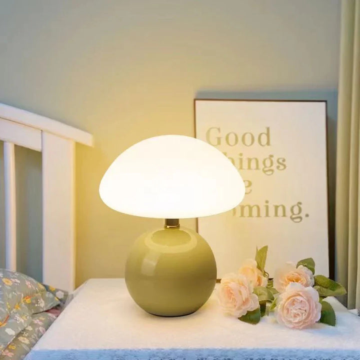 Lampa stołowa LED z płaskim opalowym kloszem kopułowym na kulistej podstawie