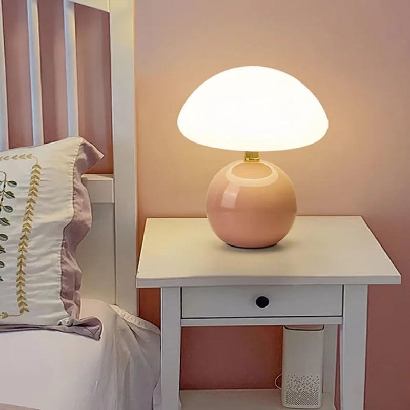 Lampa stołowa LED z płaskim opalowym kloszem kopułowym na kulistej podstawie