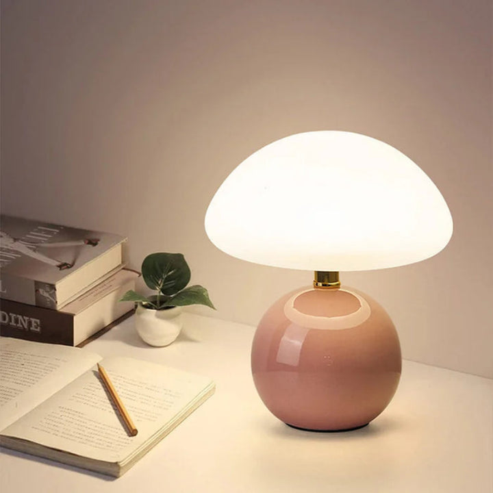Lampa stołowa LED z płaskim opalowym kloszem kopułowym na kulistej podstawie