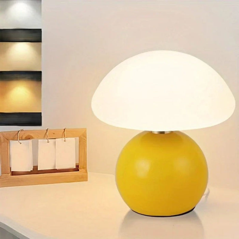 Lampa stołowa LED z płaskim opalowym kloszem kopułowym na kulistej podstawie