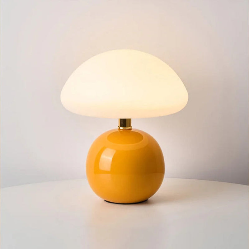 Lampa stołowa LED z płaskim opalowym kloszem kopułowym na kulistej podstawie