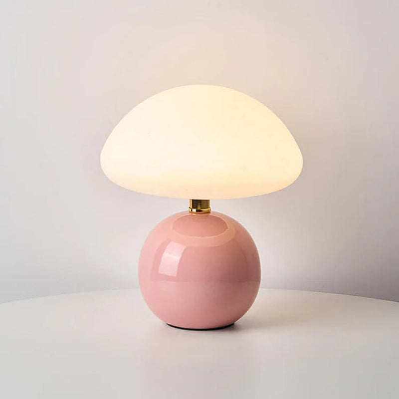 Lampa stołowa LED z płaskim opalowym kloszem kopułowym na kulistej podstawie