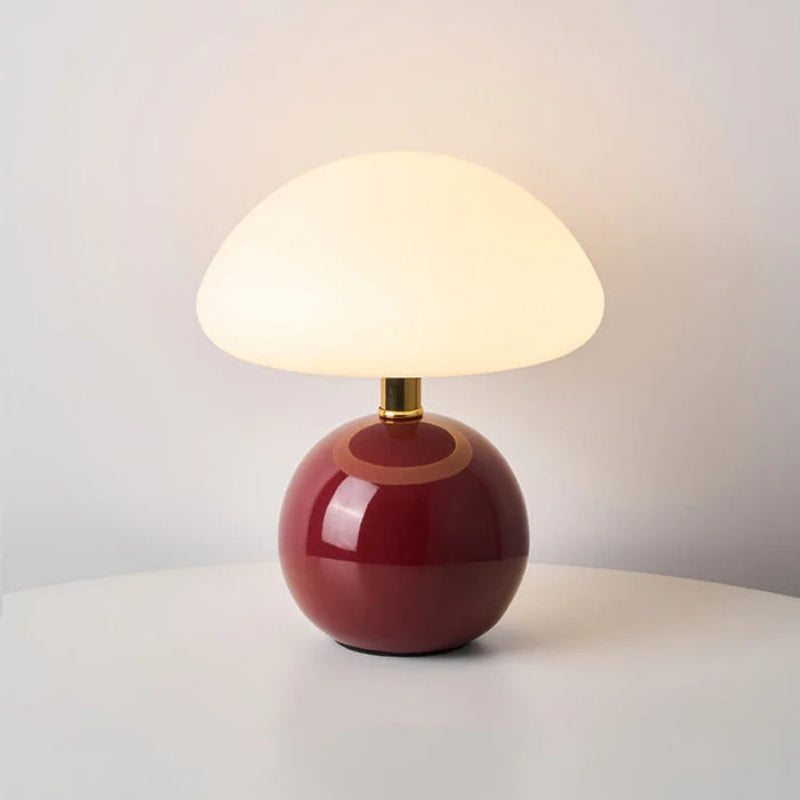 Lampa stołowa LED z płaskim opalowym kloszem kopułowym na kulistej podstawie