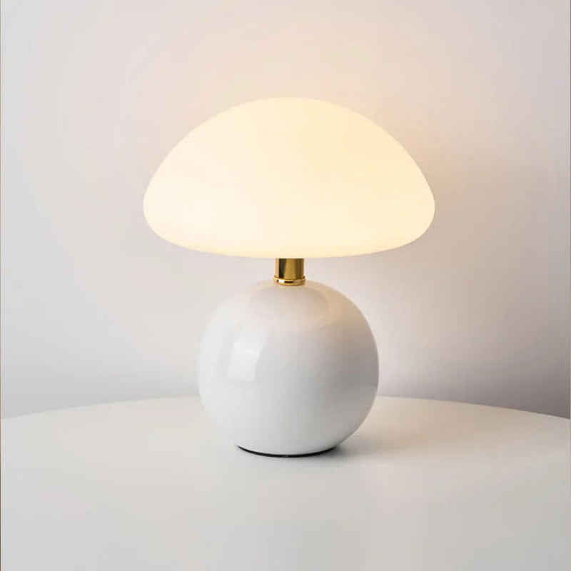 Lampa stołowa LED z płaskim opalowym kloszem kopułowym na kulistej podstawie