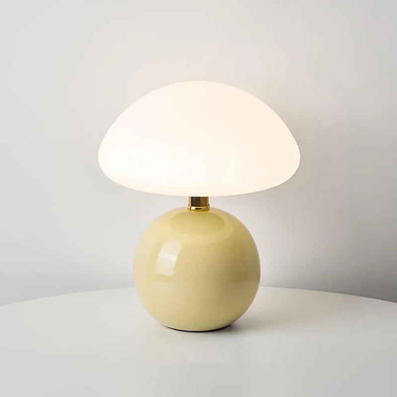 Lampa stołowa LED z płaskim opalowym kloszem kopułowym na kulistej podstawie