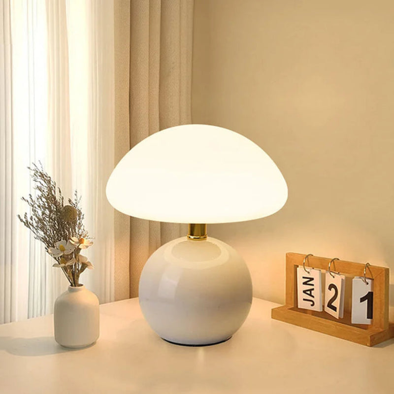 Lampa stołowa LED z płaskim opalowym kloszem kopułowym na kulistej podstawie