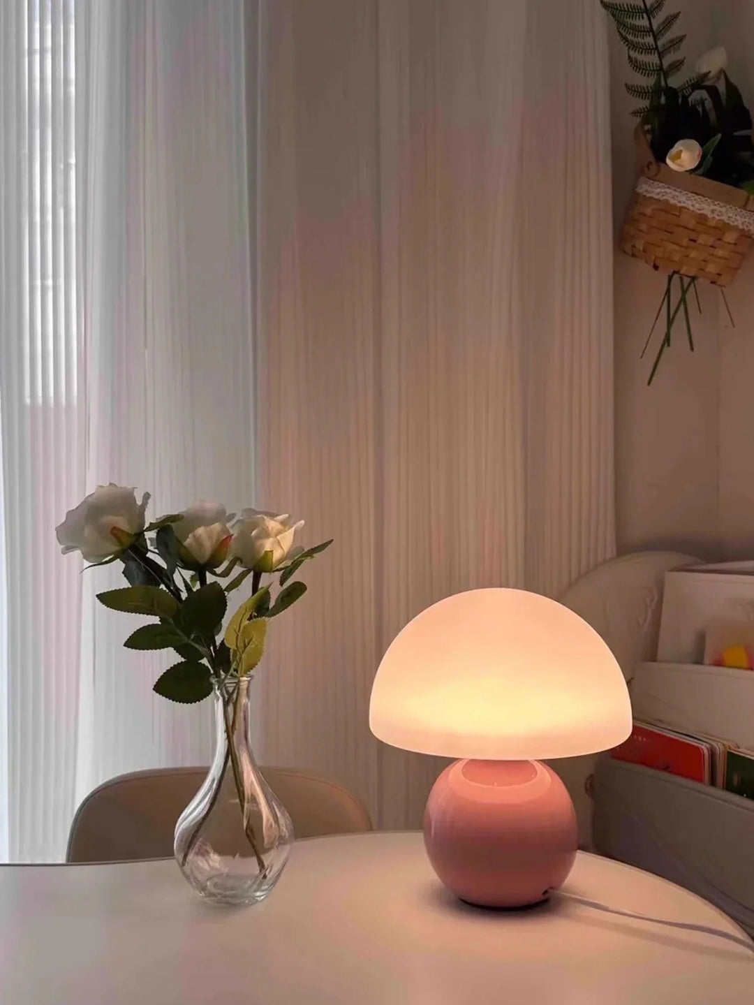 Lampa stołowa LED z płaskim opalowym kloszem kopułowym na kulistej podstawie