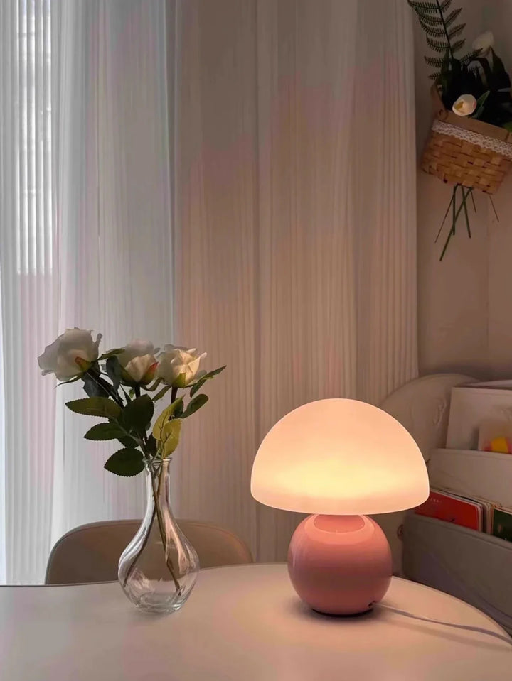 Lampa stołowa LED z płaskim opalowym kloszem kopułowym na kulistej podstawie