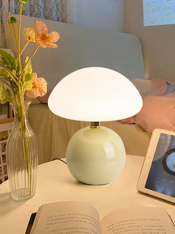 Lampa stołowa LED z płaskim opalowym kloszem kopułowym na kulistej podstawie