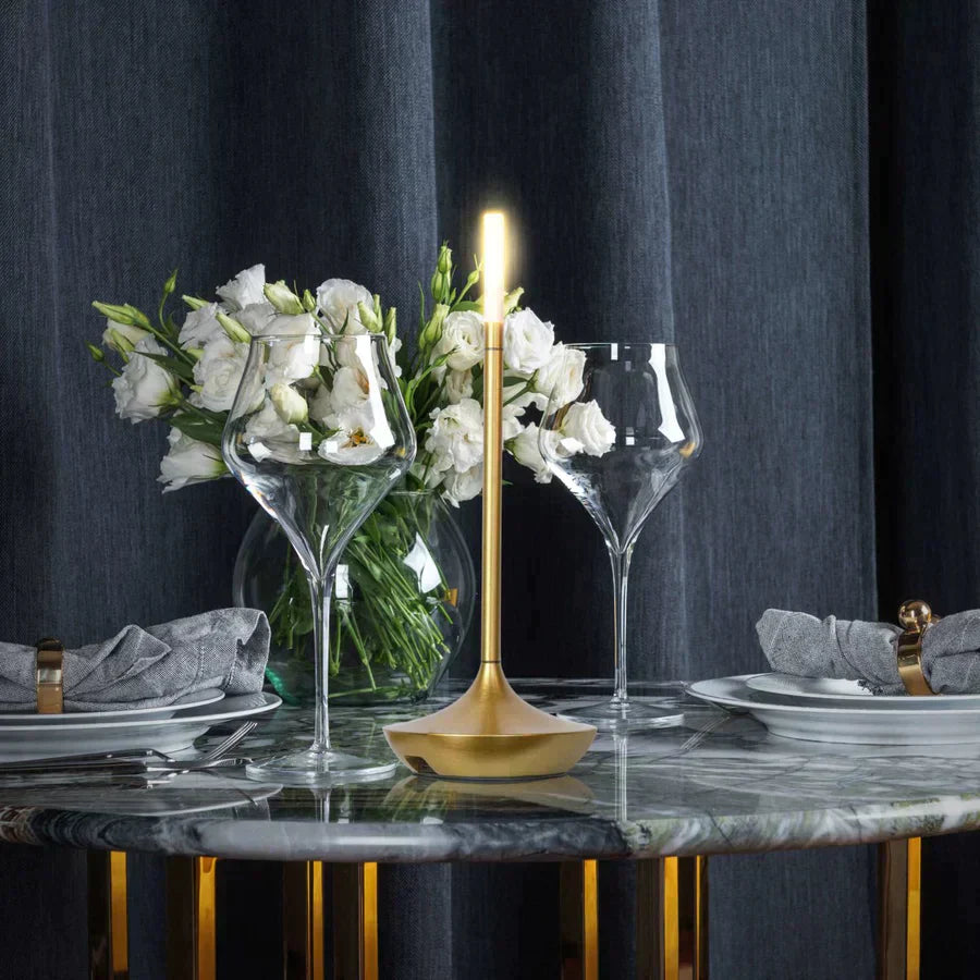 Lampa stołowa LED z wydłużonym źródłem światła i podstawą z okrągłym uchwytem