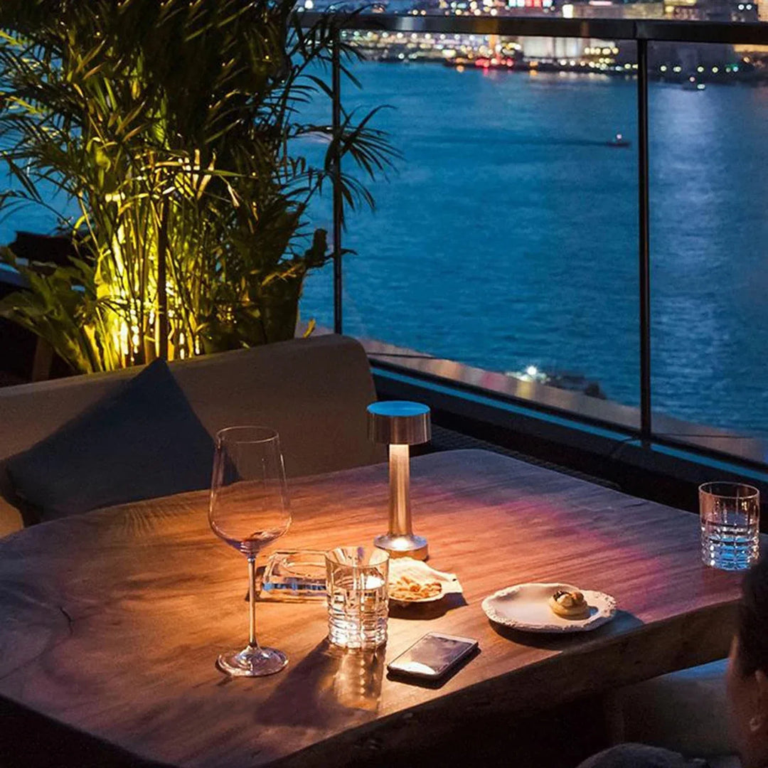 Lampa stołowa z cylindrycznym kloszem i wąską podstawą