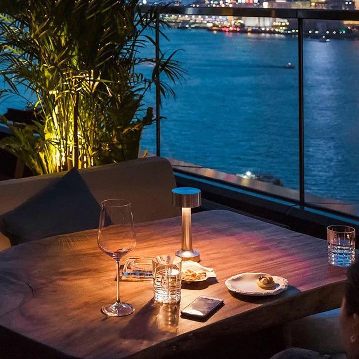 Lampa stołowa z cylindrycznym kloszem i wąską podstawą