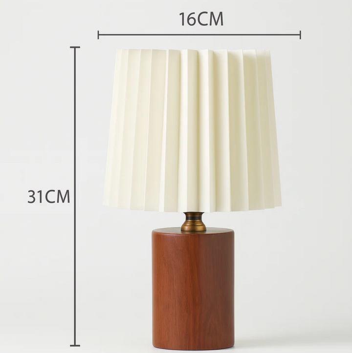 Lampa stołowa z drewnianą podstawą i plisowanym kloszem
