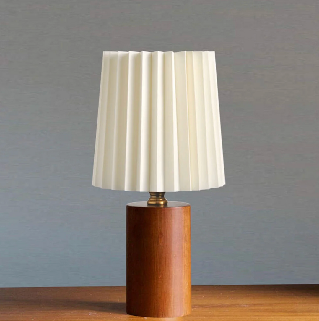 Lampa stołowa z drewnianą podstawą i plisowanym kloszem