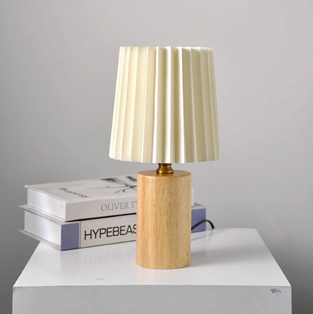 Lampa stołowa z drewnianą podstawą i plisowanym kloszem