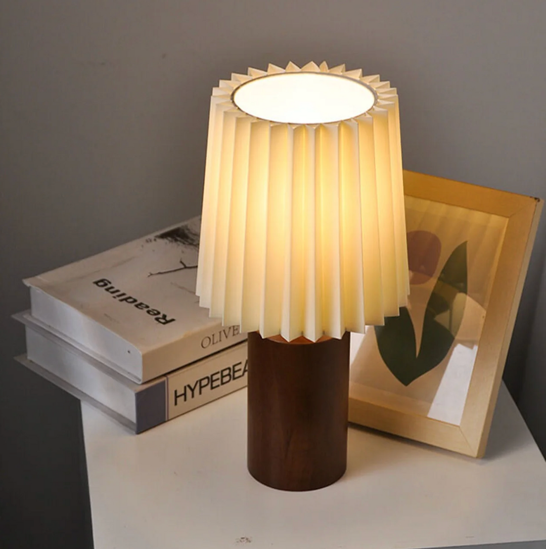 Lampa stołowa z drewnianą podstawą i plisowanym kloszem