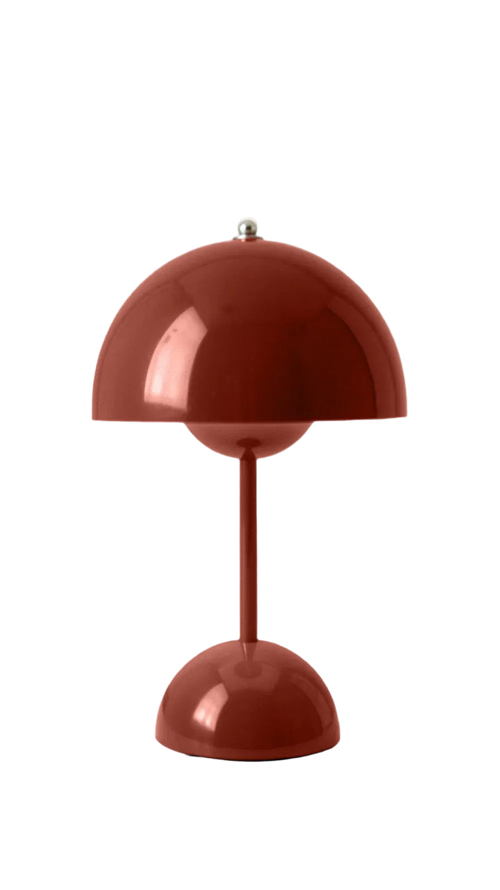 Lampa stołowa z kloszem kopułowym i półokrągłą podstawą