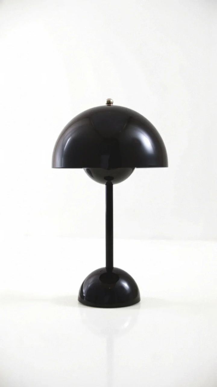 Lampa stołowa z kloszem kopułowym i półokrągłą podstawą